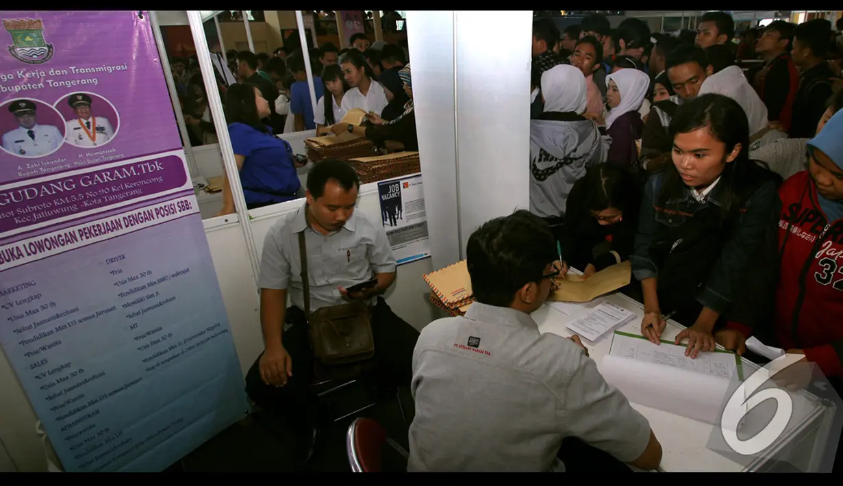 Para pelamar kerja mendatangi salah satu stand untuk melamar pekerjaan yang diminatinya, Tangerang, Jumat (22/8/2014) (Liputan6.com/Faisal R Syam)