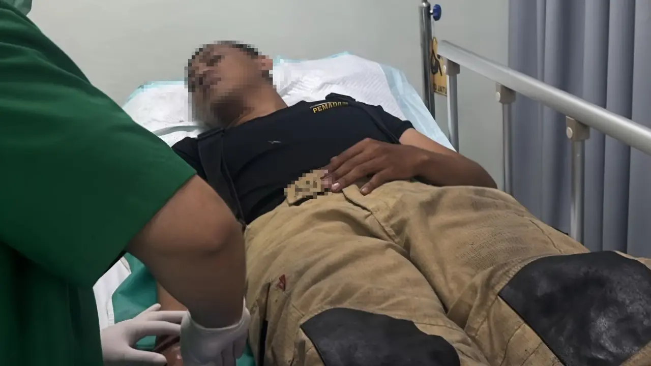 Petugas Damkar terluka saat selamatkan korban kebakaran