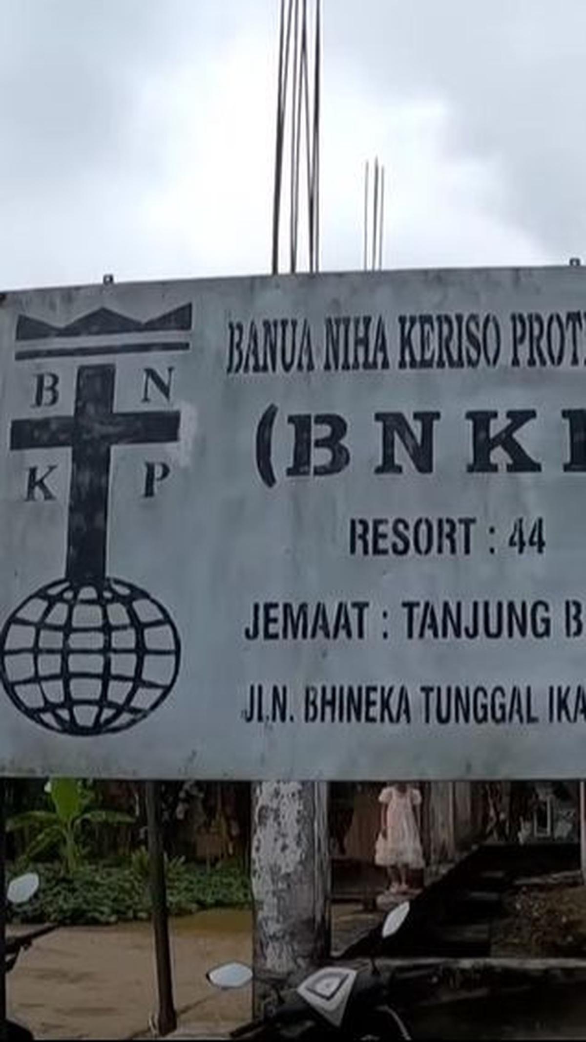 "Swadaya masyarakat," kata salah satu jemaat Gereja BNKP Houlani.<br>
