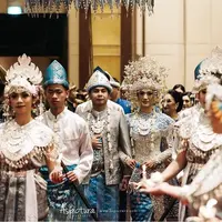 Momen bahagia di pernikahan Raditya Dika dan Anissa Aziza belum juga sirna. Masih banyak hal yang menjadi sorotan. Dan kali ini soal tamu undangan dari berbagai kalangan, mulai dari selebriti, komika hingga bapak Presiden. (Instagram/raditya_dika)