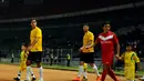 Mantan pemain belakang AC Milan, Alessandro Nesta (kiri) yang tergabung dalam tim World Football Legends bersiap memasuki lapangan di Stadion GBK Jakarta, (6/7/2014). (Liputan6.com/Helmi Fithriansyah)