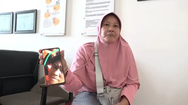 Keluarga mendatangi Posko Crisis Center (MCC) di KSOP Utama Makassar mencari nasib anggota keluarganya. (Liputan6.com/Fauzan).