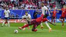 <p>Pemain Swiss, Breel Embolo mencetak gol pertama timnya ke gawang Inggris pada laga perempat final Euro 2024 di Duesseldorf Arena, Duesseldorf, Jerman, Sabtu (06/07/2024). (AP Photo/Frank Augstein)</p>