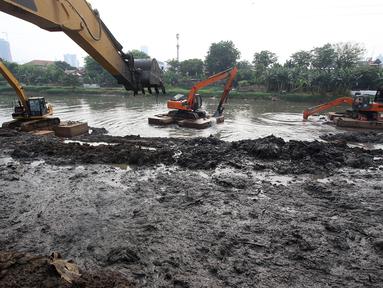Alat berat mengeruk lumpur yang mengendap di Kanal Banjir Barat, Jakarta, Jumat (3/11). Pengerukan dilakukan sebagai langkah antisipasi banjir seiring memasuki musim hujan. (Liputan6.com/Immanuel Antonius)