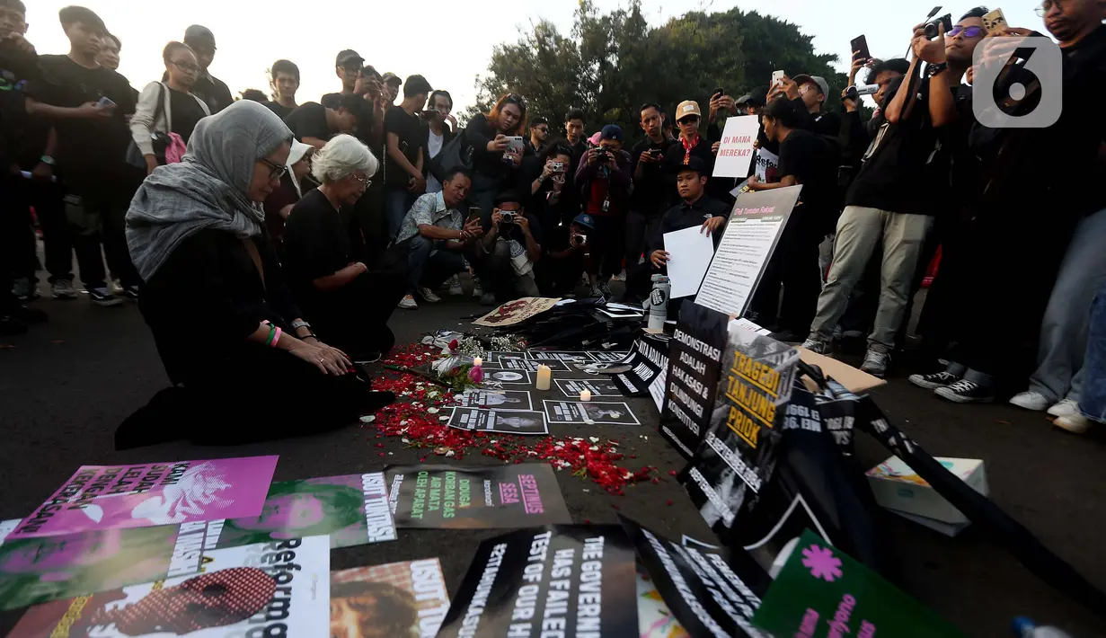Maria Catarina Sumarsih (kedua kiri), ibu dari Benardinus Realino Norma Irawan (Wawan) mahasiswa Universitas Atma Jaya yang tewas saat Tragedi Semanggi I, bersimpuh saat mengikuti Aksi Kamisan ke-876 yang digelar di Istana Negara, Jakarta Pusat, Kamis (4/9/2025). (Liputan6.com/Helmi Fithriansyah)