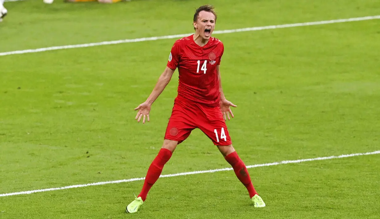 Gelandang Denmark, Mikkel Damsgaar melakukan selebrasi usai mencetak gol ke gawang Inggris pada pertandingan semifinal Euro 2020 di Stadion Wembley, London, Kamis (8/7/2021). Inggris di laga final berhadapan dengan Italia. Duel berlangsung di Wembley, Senin (12/7/2021) dini hari WIB. (Justin Tallis/