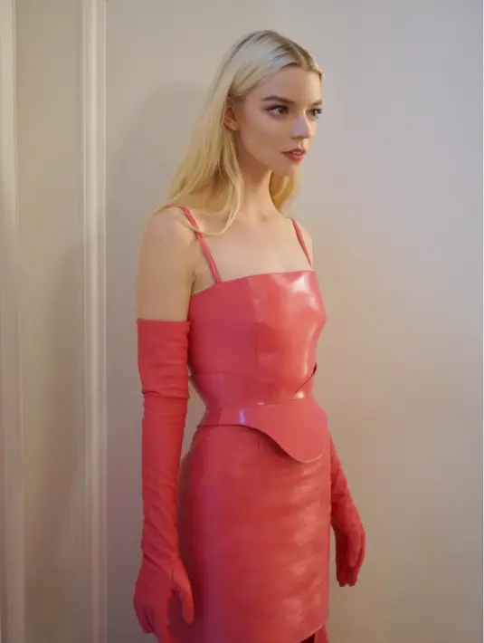 Mendukung perannya sebagai Princess Peach, ia pun mengenakan busana dari Alexander McQueen [Alexander McQueen]