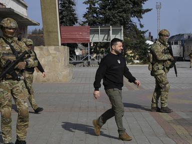Presiden Ukraina Volodymyr Zelenskyy tiba di stasiun kereta api di Trostianets di wilayah Sumy di Ukraina utara, Selasa (28/3/2023). (AP Photo/Efrem Lukatsky)