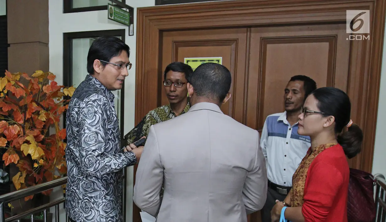 Hakim saat berdiskusi bersama kuasa hukumnya di Pengadilan Agama Jakarta Selatan, Rabu (06/09). Kini status Lucky dan Tiara telah resmi menjadi mantan suami istri. (Liputan6.com/Herman Zakharia)