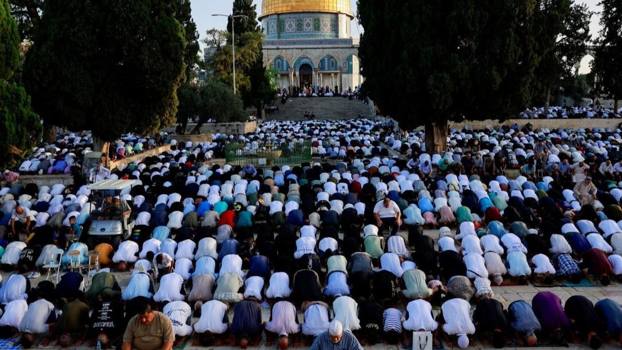 Di tengah ketegangan dan agresi Israel terhadap Gaza dan Tepi Barat yang terus meningkat, ribuan warga Palestina berkumpul di kompleks Masjid Al-Aqsa di Kota Tua Yerusalem untuk melaksanakan salat Iduladha 2014 pada hari Minggu (16/6/2024). Foto: REUTERS