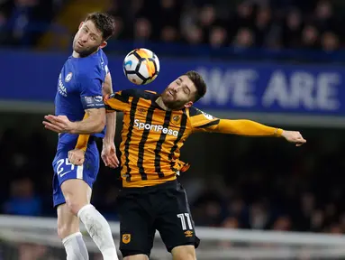 Pemain Chelsea, Gary Cahill berebut bola di udara dengan pemain Hull City Jon Toral saat pertandingan Piala FA Inggris di stadion Stamford Bridge di London (16/2). Chelsea menang telak atas Hull City dengan skor akhir 4-0. (AP Photo / Alastair Grant)