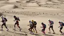 Peserta mengambil bagian dalam lomba lari internasional Marathon des Sables ke-32 tahap ketiga di Gurun Sahara, sebelah selatan Maroko, Selasa (11/4). Maraton ini menempuh jarak 250 km melintasi Gurun Sahara yang panas ekstrem. (JEAN-PHILIPPE KSIAZEK/AFP)