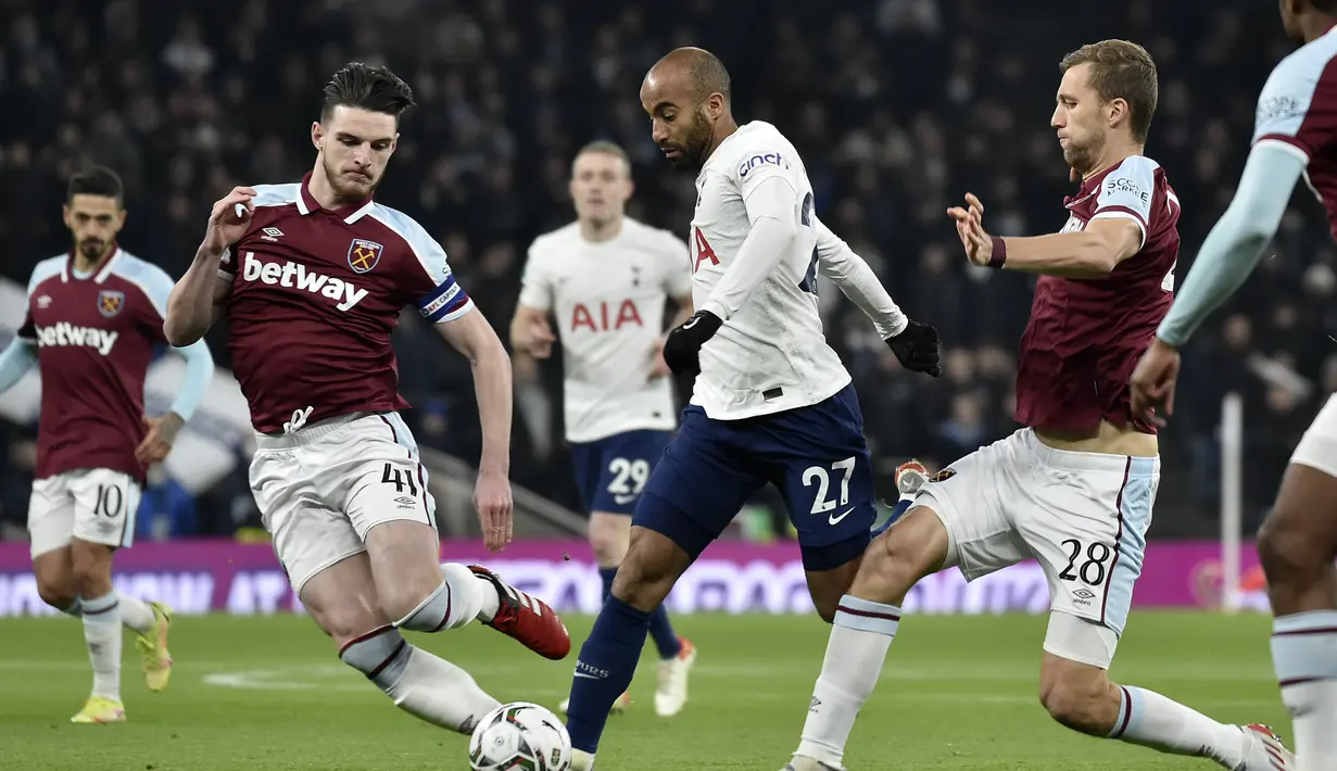 Gelandang Tottenham, Lucas Moura membawa bola dari kawalan dua pemain West Ham Declan Rice dan Tomas Soucek pada perempat final Piala Liga Inggris di Stadion Tottenham Hotspur, London, Kamis (23/12/2021). Kemenangan mengantar Chelsea ke semifinal Piala Liga Inggris. (AP Photo/Rui Vieira)