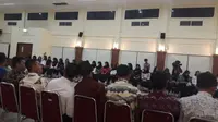 Pembina memastikan bahwa seluruh anggota Paskibraka Nasional 2019 dalam keadaan baik-baik saja. Saat ini mereka tengah mengikuti materi malam. (Foto: Imelda Novitasari)