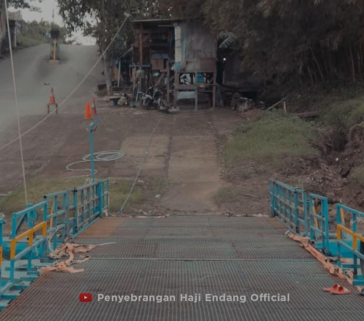 Dari modal yang didapat, Endang membangun jembatan yang mana pada bawah jembatan tersebut merupakan susunan perahu-perahu milik Endang.