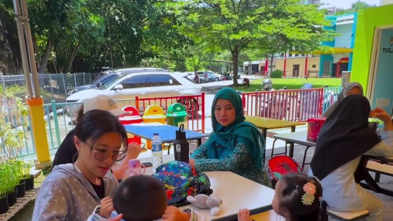 Pada pukul 13.00, Chacha Frederica dan putrinya kembali pulang ke Kendal