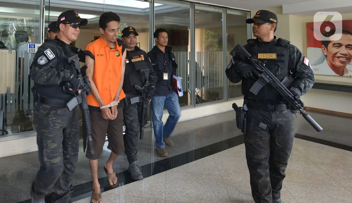 Tersangka kasus pencabulan berkedok pengobatan alternatif digelandang petugas saat dihadirkan dalam gelar perkara di Polda Metro Jaya, Jakarta, Jumat (20/12/2019). Polisi membekuk satu tersangka berinisial HA beserta barang bukti. (merdeka.com/Imam Buhori)