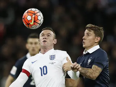 Pemain Inggris Wayne Rooney (kiri)  berebut bola dengan pemain Prancis Lucas Digne Pada laga Persahabatan di Stadion Wembley, London, Rabu(18/11/2015) dini hari WIB. (AFP Photo/Adrian Dennis)