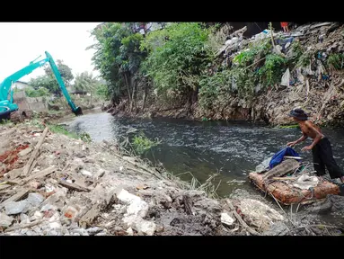 Sebuah alat berat eskavator tampak bekerja di pinggir Kali Mampang, Jakarta, Rabu (20/8/2014) (Liputan6.com/Faizal Fanani)