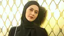 Paula Verhoeven tampil dengan gaun hitam lengan panjang dan hijab yang serasi. Ditambah riasan natural dengan lipstik merah maroon. / Foto: Adrian - Fimela.com.