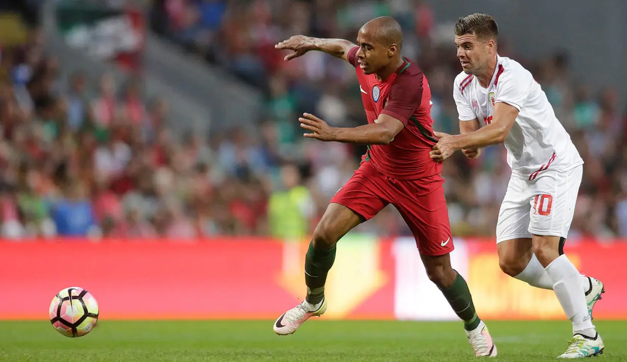 Gelandang Portugal, Joao Mario, melewati pemain Gibraltar, Liam Walker. Juara Eropa 2016 itu menguasai jalannya laga dengan penguasaan bola sebesar 86 persen. (Reuters/Miguel Vidal)