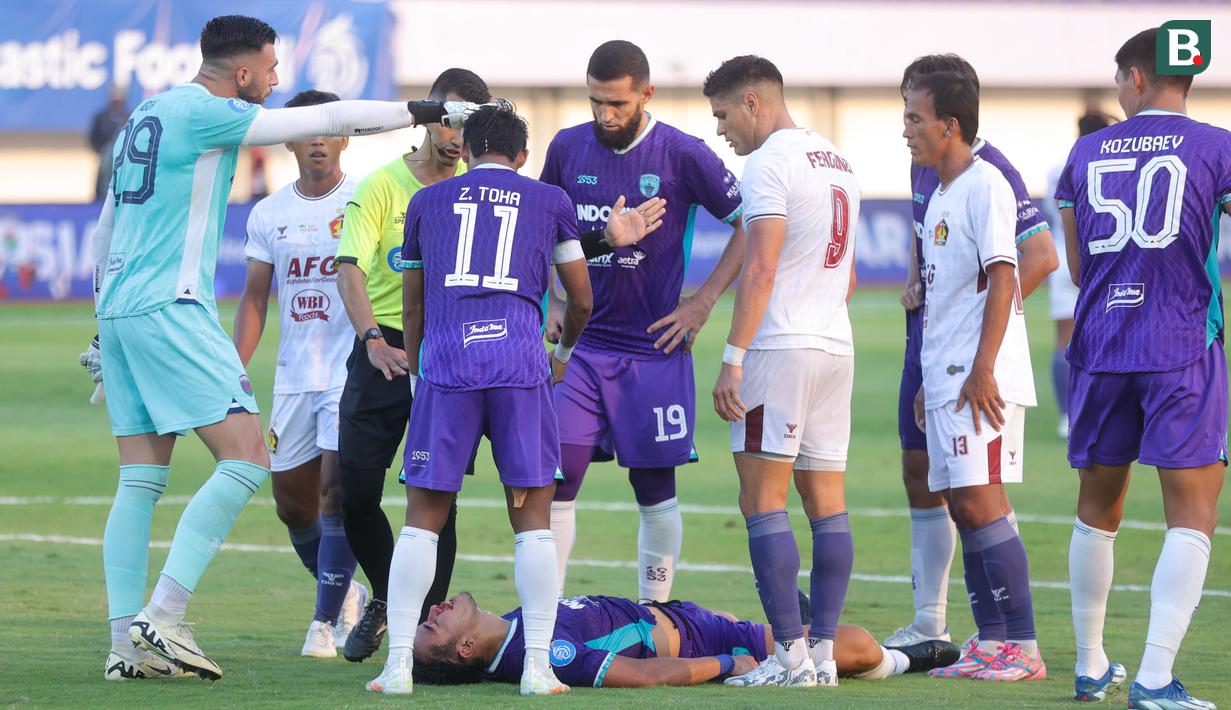 Bek Persita Tangerang, Ryuji Utomo, terkapar di lapangan setelah mengalami cedera hingga mengeluarkan darah setelah berbenturan dengan pemain Persik Kediri, Ramiro Fergonzi. (Bola.com/M Iqbal Ichsan)