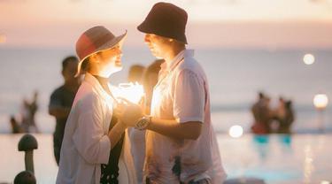 Foto estetik Rifky Balweel dan Biby Alraen di tepi pantai. Keduanya kompak memakai topi dan busana putih. (Foto: Instagram/ bibyalraen13)