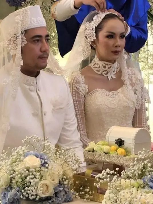Kabar bahagia itu terlihat dari akun instagram milik presenter Alvin Adam. Beberapa foto dan video dibagikan Alvin dalam akad nikah yang berlangsung hari ini, Jumat (25/5) siang. (Instagram/alvinadam1)