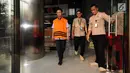 Bupati Pamekasan Achmad Syafii (kiri) meninggalkan gedung KPK usai menjalani pemeriksaan, Jakarta, Rabu (9/8). Achmad Syafii menjalani pemeriksaan perdana pasca ditetapkan sebagai tersangka dan ditahan KPK. (Liputan6.com/Helmi Fithriansyah)