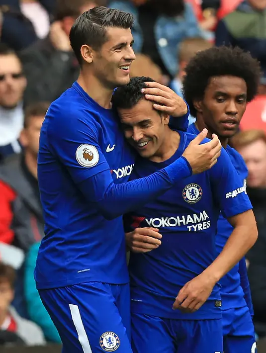 Gelandang Chelsea, Pedro (tengah) melakukan selebrasi bersama Alvaro Morata usai mencetak gol keg gawang Stoke City pada lanjutan Liga Inggris di Stadion Bet365 di Stoke-on-Trent, (23/9). Chelsea menang 4-0. (AFP Photo/Lindsey Parnaby)