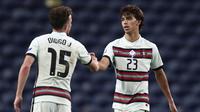 Pemain Portugal, Joao Felix dan Diogo Jota, merayakan gol yang dicetak ke gawang Kroasia pada laga UEFA Nations League di Stadion Dragao, Minggu (6/9/2020). Portugal menang dengan skor 4-1. (AP/Miguel Angelo Pereira)