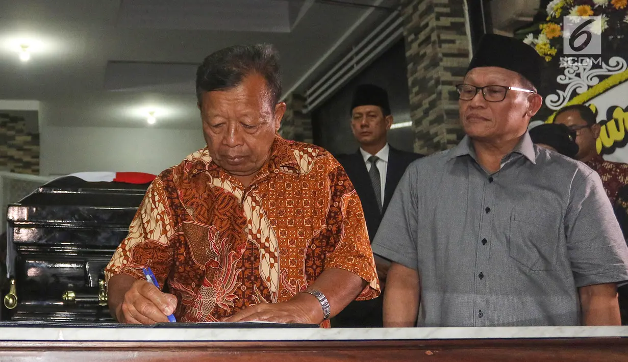 Orang tua almarhum Kapus Data Informasi dan Humas BNPB Sutopo Purwo Nugroho, Suharsono menandatangani surat serah terima jenazah di rumah duka Raffles Hils, Cimanggis, Depok, Minggu (7/7/2019). Sutopo tutup usia di Guangzhou, China. (Liputan6.com/Herman Zakharia)