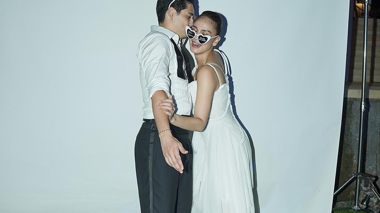 Terungkap, Luna Maya dan Maxime Bouttier Ternyata Cuma Pakai Sandal Jepit di Resepsi Pernikahannya