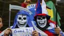 Suporter Kosta Rika membentangkan tulisan bernada satire buat Timnas Inggris saat menyaksikan laga penutup penyisihan Piala Dunia 2014 Grup D di Stadion Mineirao, Belo Horizonte, Brasil, (24/6/2014). (REUTERS/Laszlo Balogh)