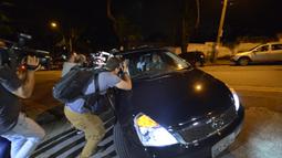 Suasana kedatangan Neymar di Mater Dei Hospital, Belo Horizonte, Brasil, (2/3/2018). Kedatangan Neymar untuk menjalani operasi akibat cedera saat melawan Marseille. (AP/Eugenio Savio)