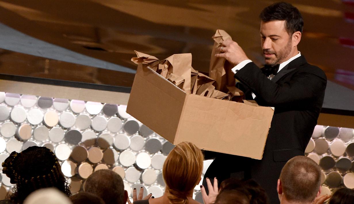Pemandu acara Jimmy Kimmel membagi-bagikan sandwich selama penghargaan Emmy Awards 2016, di Los Angeles, Minggu (18/9). Jimmy Kimmel bekerjasama dengan sang ibu membagikan 7.000 sandwich selai isi kacang kepada para hadirin. (AFP PHOTO/Valerie MACON)