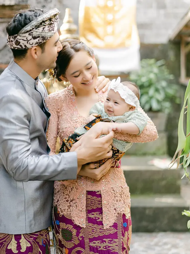 7 Pemotretan Keluarga Laura Theux dan Indra Brotolaras yang Kental Budaya Bali
