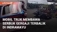 Mobil truk dengan muatan berlebihan membawa serbuk gergaji terbalik. Kejadian terjadi di dekat SPBU Jumbleng, Losarang, Indramayu