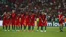 Cristiano Ronaldo (kanan) terlihat takut menaatap penalti saat melawan Polandia pada perempat final Piala Eropa 2016 di Stade Velodrome, Marseille, Jumat (30/6/2016) dini hari WIB.  (REUTERS/Kai Pfaffenbach)