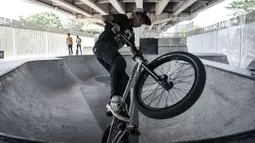 Pemain sepeda BMX saat bermain di Skate Park Kolong Flyover Pasar Rebo, Jakarta, Minggu (23/8/2020). Meski pandemi Covid-19 terus merebak di Ibu Kota, Skate Park Kolong Flyover Pasar Rebo tetap ramai didatangi untuk menyalurkan hobi. (Liputan6.com/Iqbal Nugroho)