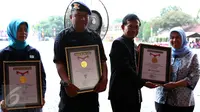 MURI memberikan piagam penghargaan kepada Indosiar, Brimob dan Perdami saat perayaan HUT Indosiar ke 21 di Depok, Sabtu (9/1/2016). (Liputan6.com/Yoppy Renato)