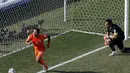 Pemain depan Timnas Belanda, Memphis Depay (kiri) berhasil merobek jala gawang Chile yang dikawal Claudio Bravo di laga penyisihan Piala Dunia 2014 Grup B di Stadion Corinthians, Sao Paulo, Brasil, (23/6/2014). (REUTERS/Paulo Whitaker) 
