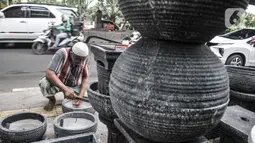 Perajin menyelesaikan pembuatan wastafel batu alam di Jakarta, Rabu (15/7/2020). Dalam sehari Awan (30) mampu membuat 10 buah wastafel batu alam yang dibanderol mulai dari Rp250 ribu hingga Rp1,5 juta per buah tergantung model, ukuran, dan jenis bahan yang digunakan. (merdeka.com/Iqbal Nurgoho)