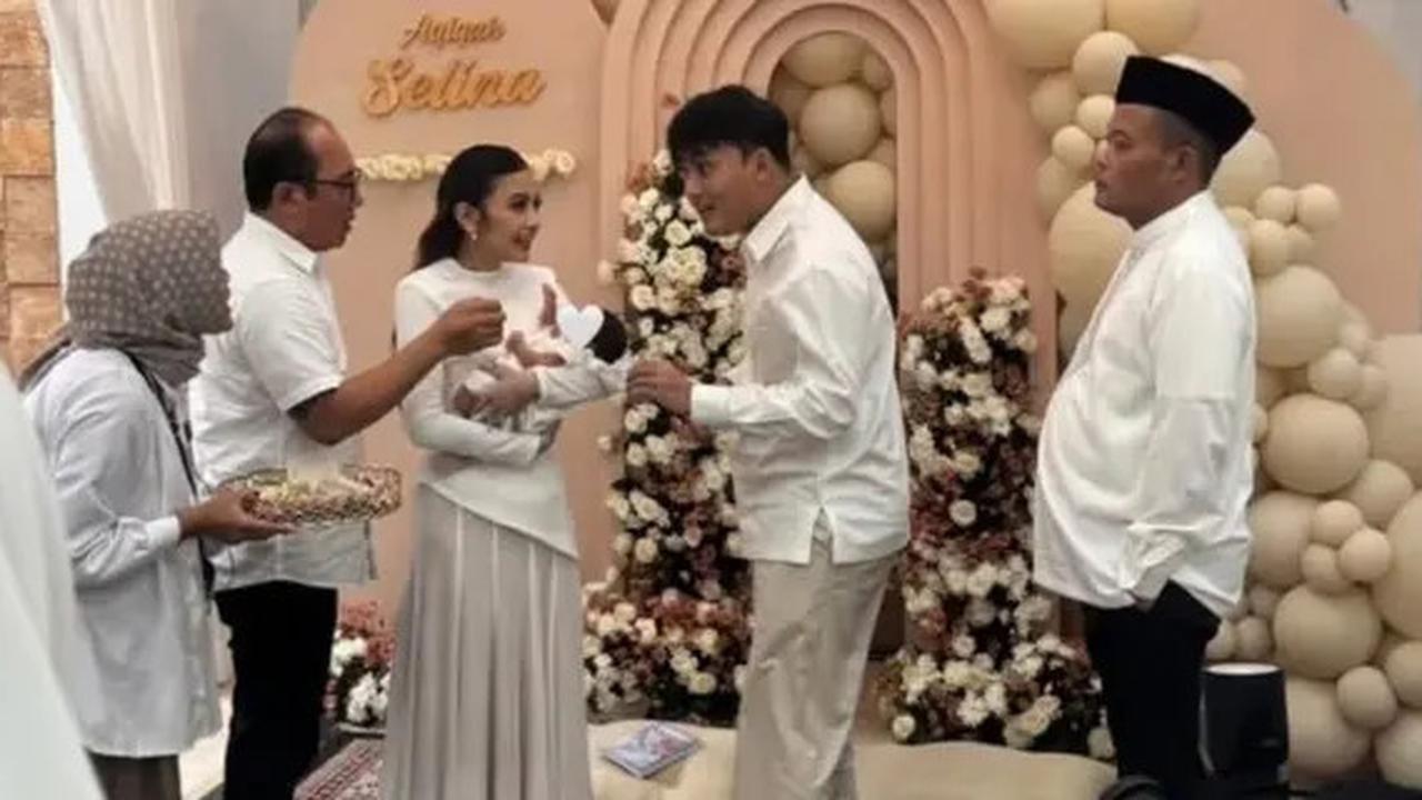 6 Potret Cantik Mahalini dan Baby Selina di Acara Akikah, Tampil Langsing dengan Gaun Putih Bak Kakak Gendong Adik