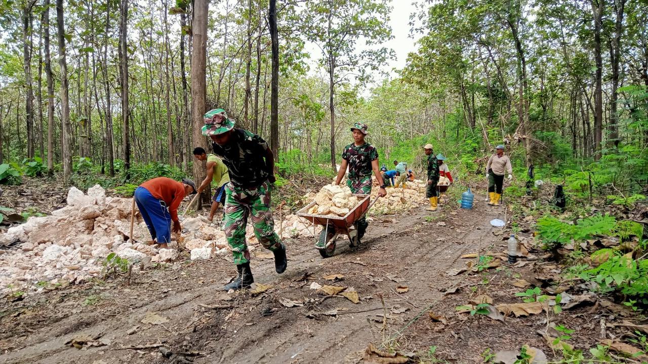 Anggota Satgas TMMD ke-113 Kodim 0721/Blora saat berjibaku mengangkut batu. (Liputan6.com/ Ahmad Adirin)