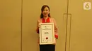 Perwakilan PT Surya Citra Media Tbk (SCM), Helen Melinda menerima penghargaan dalam acara Global Brand Excellence Arwards di Jakarta, Kamis (24/10/2019). PT SCM Tbk menerima penghargaan kategori Indonesia Best Brand Awards 2019. (Liputan6.com/Herman Zakharia)