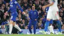 Pelatih Chelsea, Maurizio Sarri memberikan instruksi selama pertandingan melawan Crystal Palace di Liga Inggris di Stamford Bridge, London (4/11). Chelsea menang atas Crystal Palace dengan skor 3-1. (AP Photo/Frank Augstein)