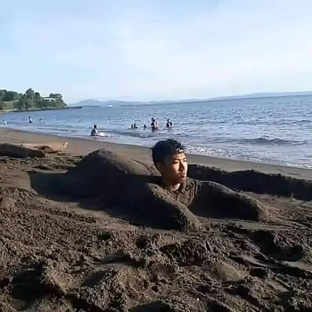 8 Potret Absurd Orang Saat Liburan di Pantai Ini Bikin Geleng Kepala