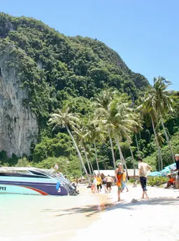 Ilustrasi wisata pantai di Thailand. (dok. Mil Amirian/Unsplash)