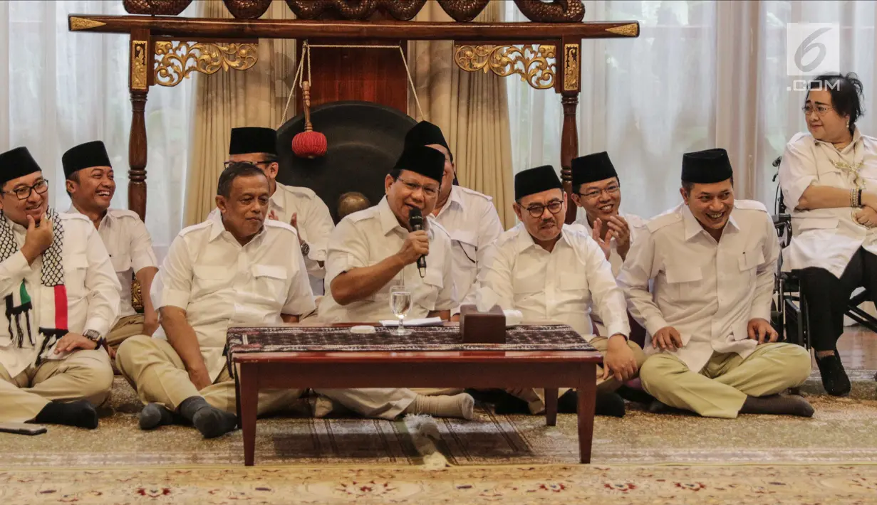 Ketum Partai Gerindra Prabowo Subianto (tengah) mengumumkan calon Gubernur Jawa Tengah di Rumah Kertanegara, Jakarta, Rabu (13/12). Prabowo secara resmi mengajukan Sudirman Said sebagai calon gubernur Jawa Tengah 2018 - 2023. (Liputan6.com/Faizal Fanani)